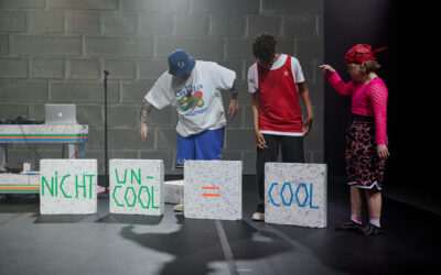 Berliner Bühnen Spielzeit 25/26 schreibt über “Hausgemacht – Uncool” im Theater Thikwa