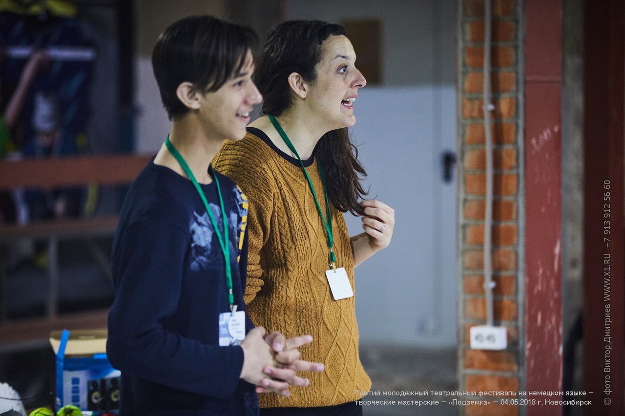 Ellen Uhrhan leitet Teilnehmer*innen engagiert an