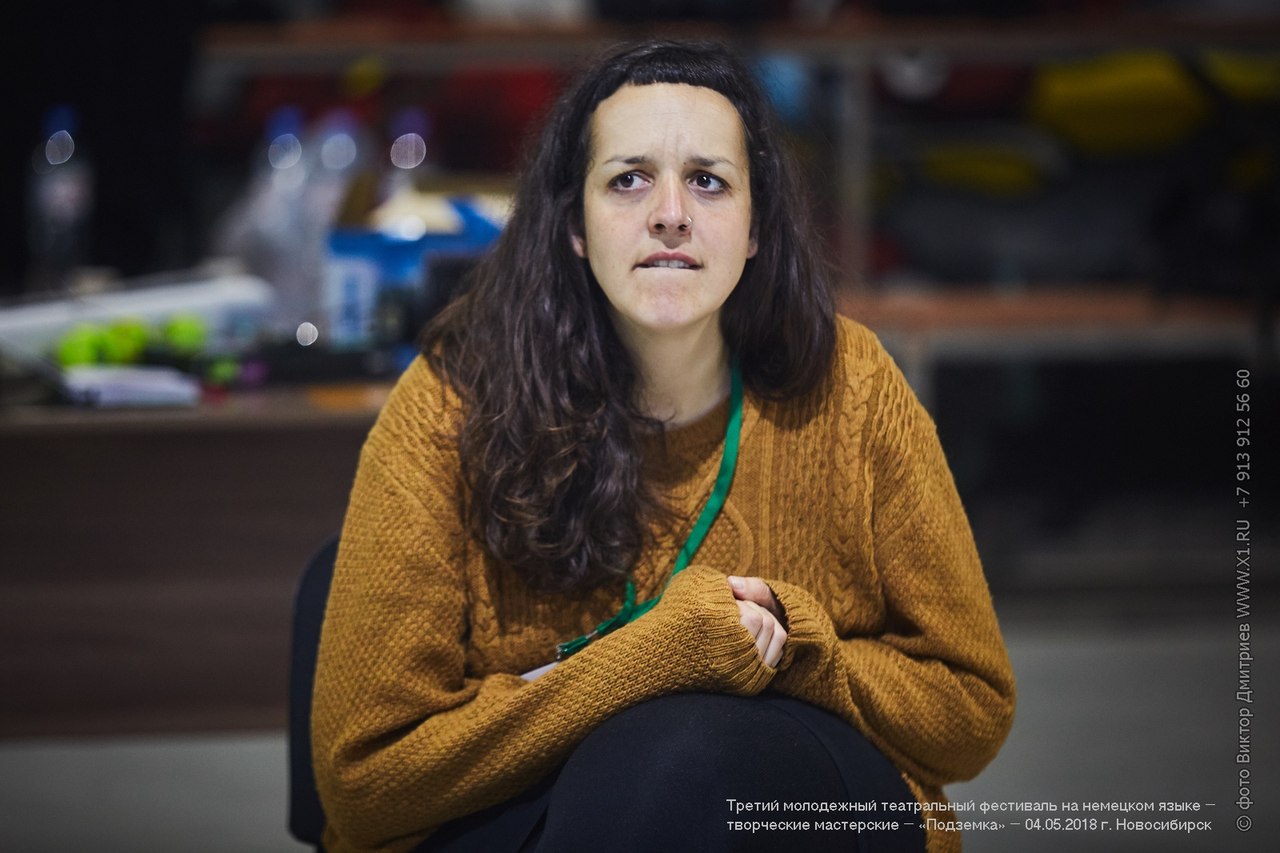Ellen Uhrhan hört Workshop Teilnehmer*innen aufmerksam zu
