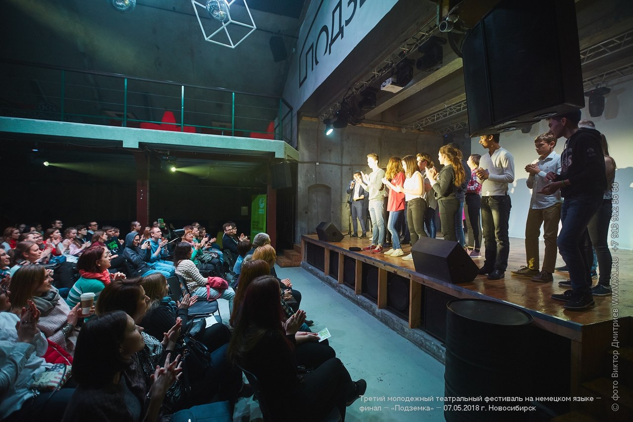 Jugend Theaterlabor Novosibirsk auf der Bühne