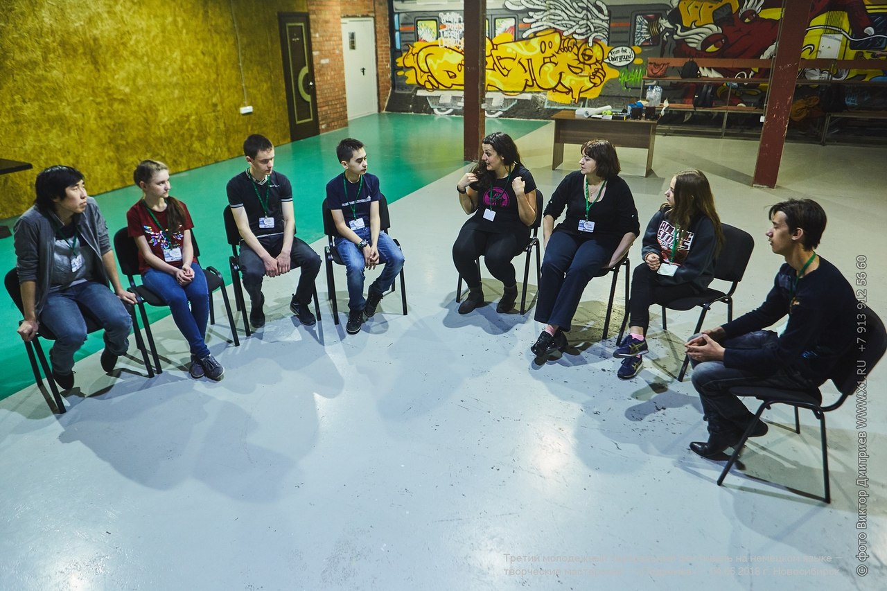 Ellen Uhrhan spricht mit Teilnehmer*innen des Jugend Theaterlabor in Novosibirsk